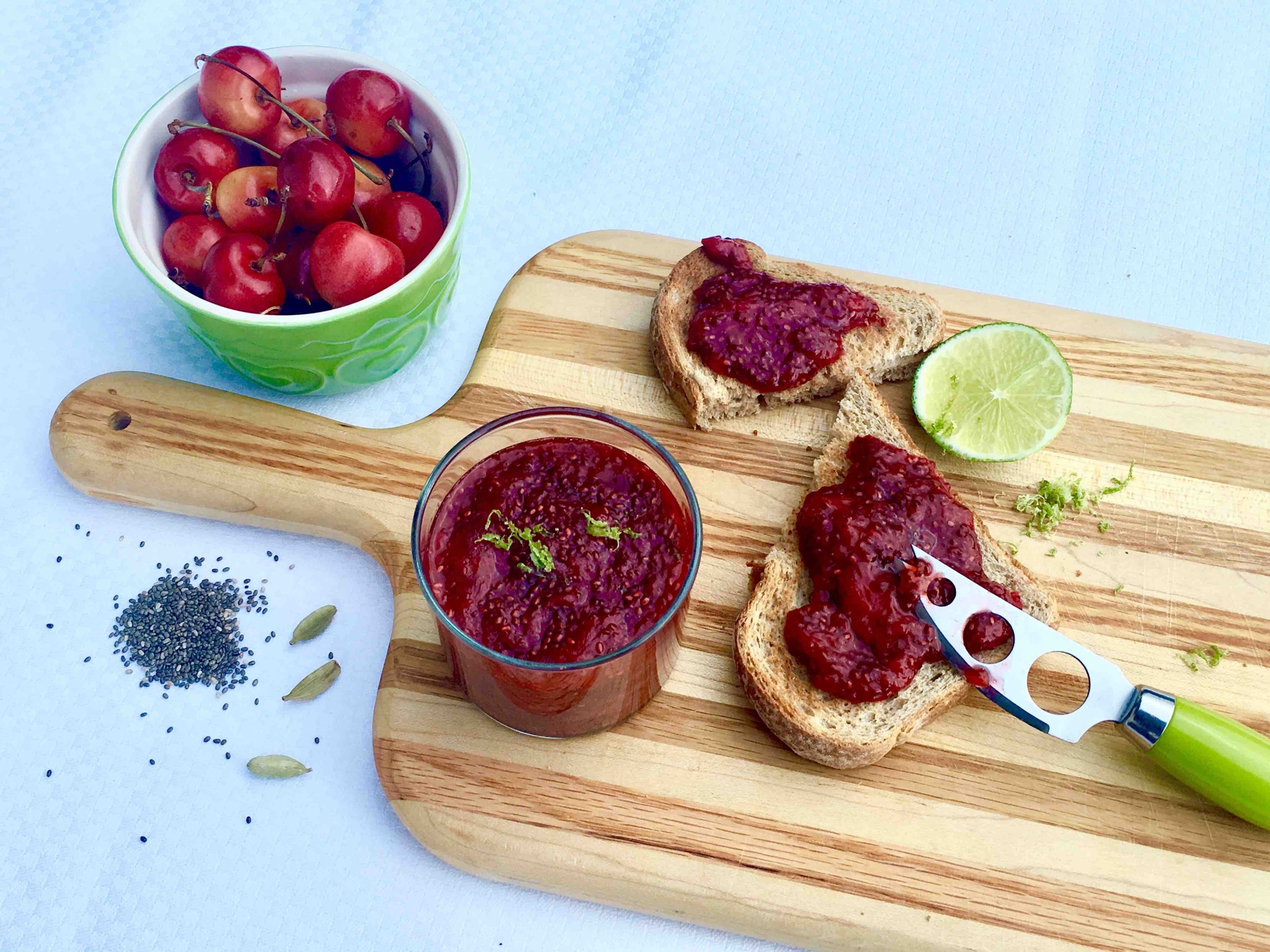 Tartinade de fraises, cerises et chia à la cardamome