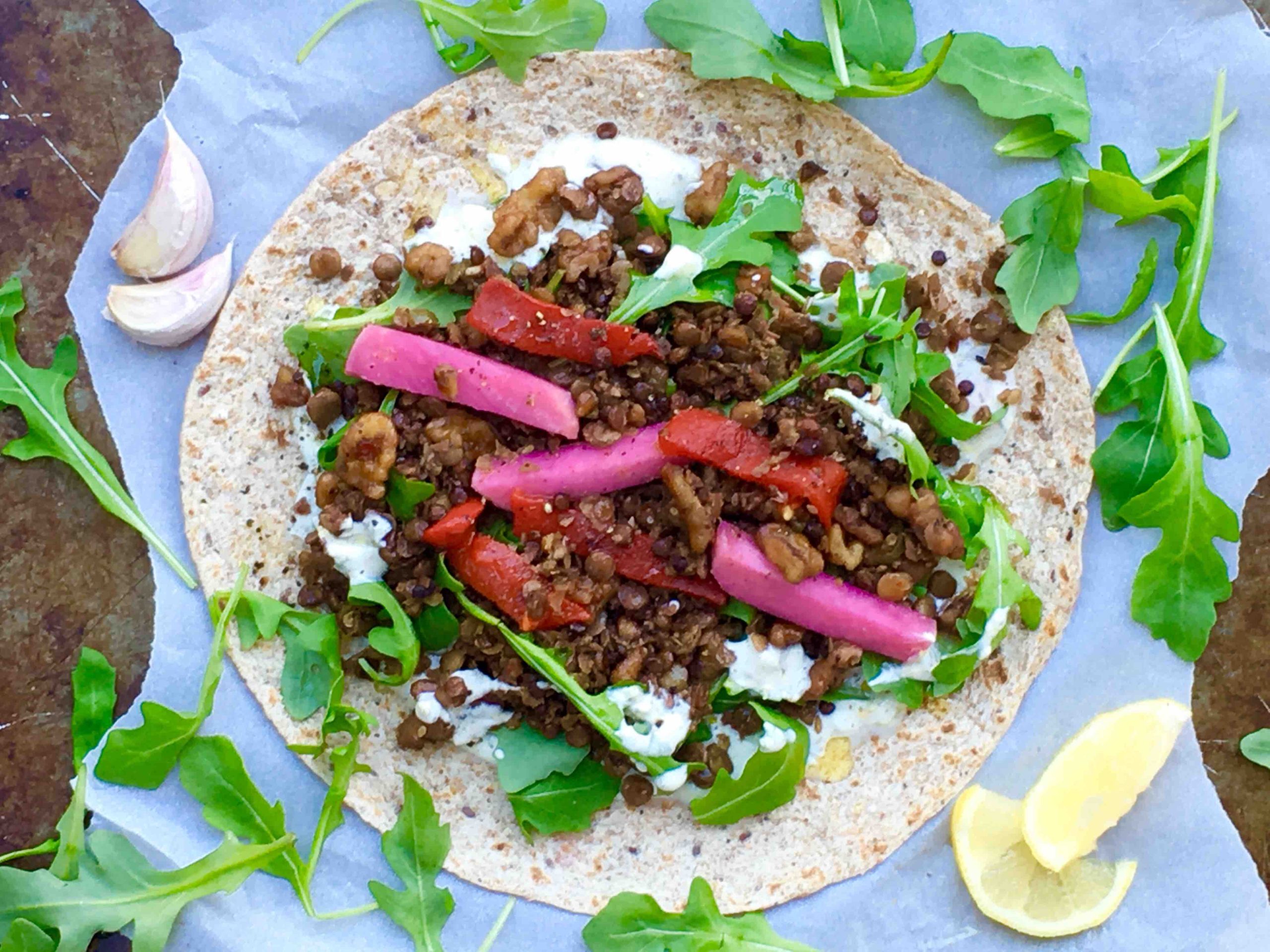 Wrap méditerranéen aux lentilles, noix et yogourt épicé