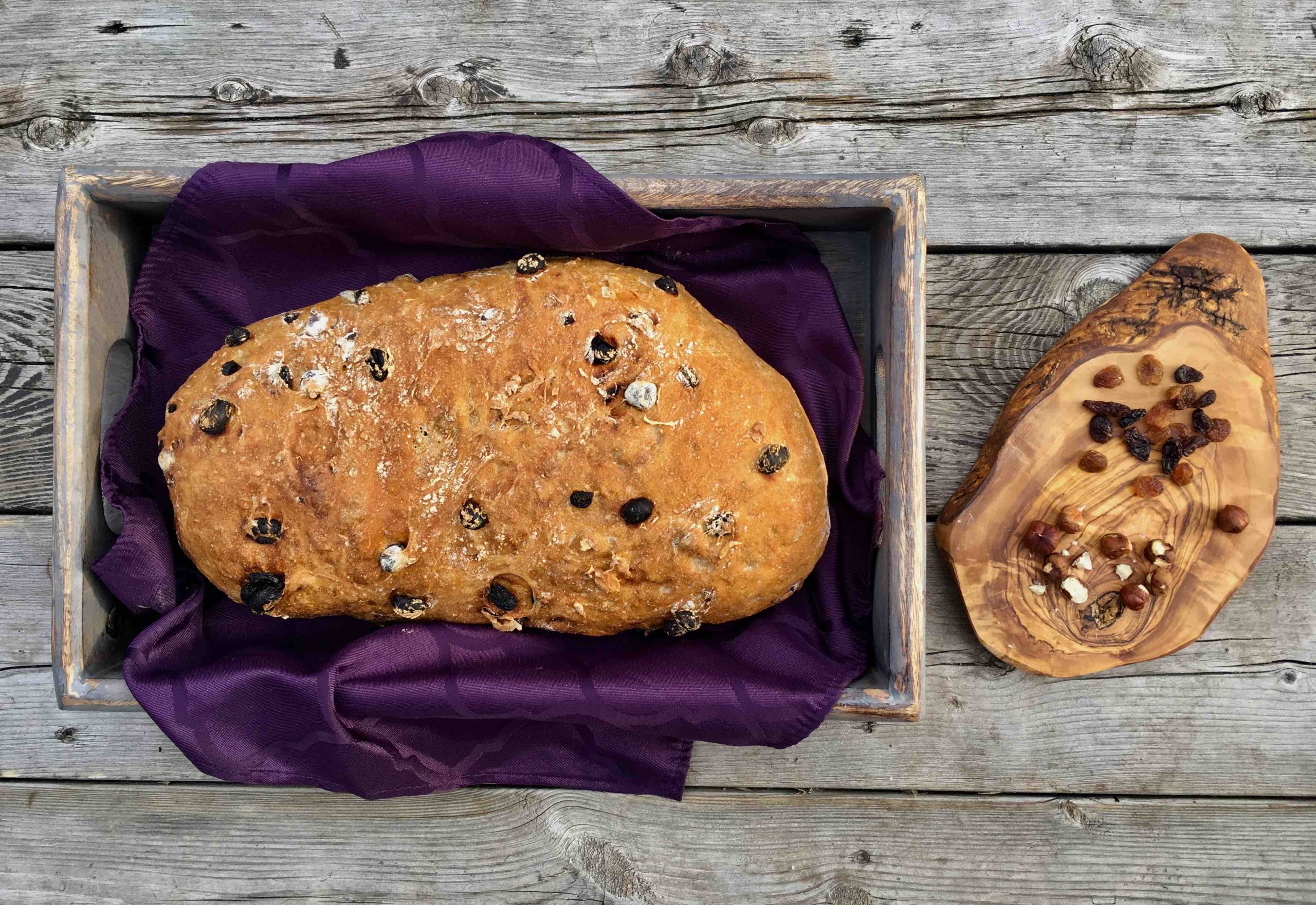 Pain de blé entier aux raisins et noisettes