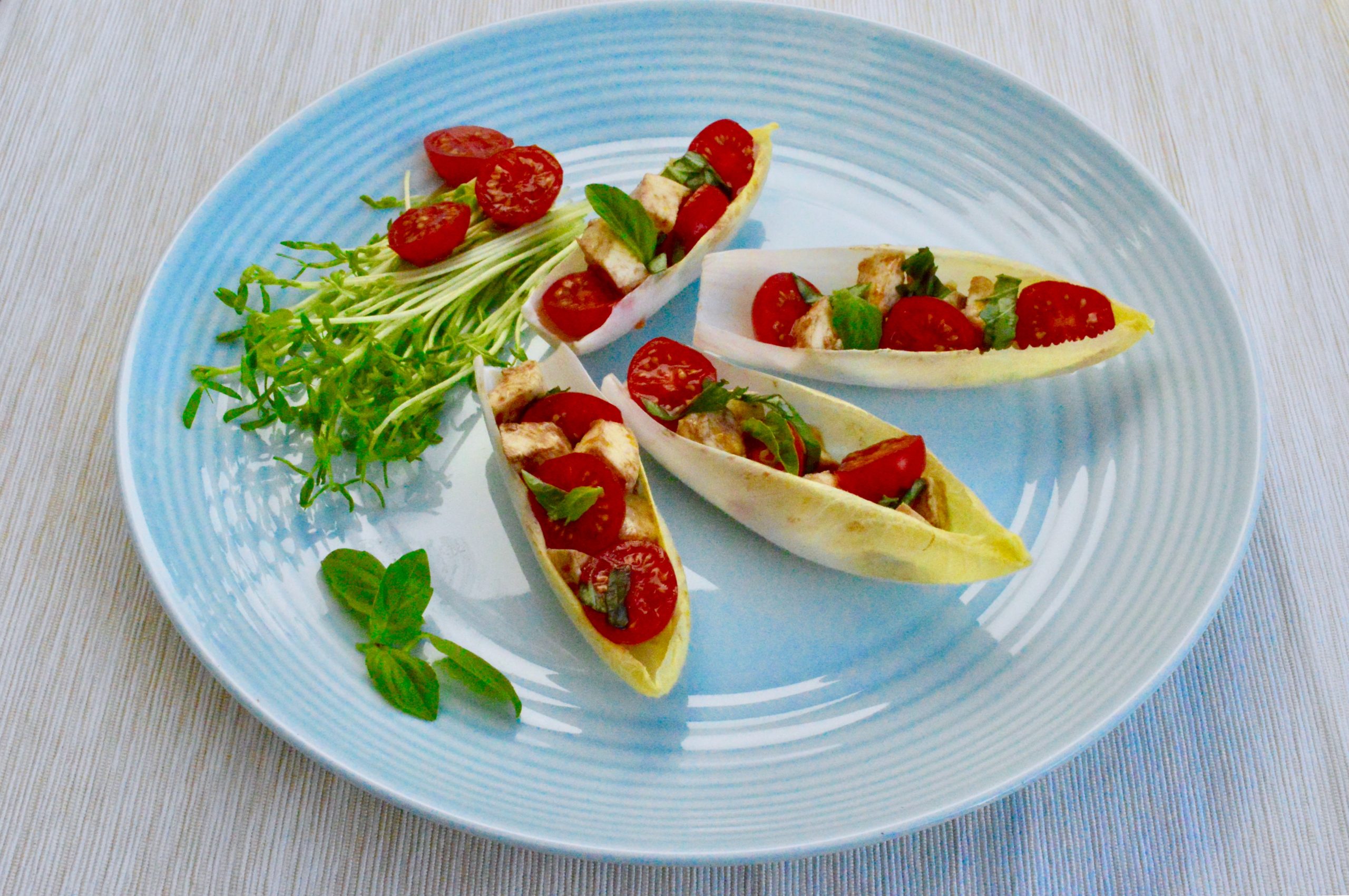 Bouchées d’endives aux tomates cerises et bocconcini
